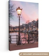 Amsterdam Schilderij - Lamp - Avond - Fiets - 20x30 cm - Muurdecoratie