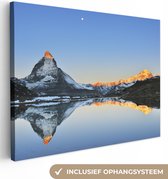 Canvas Schilderij Matterhorn weerspiegeld bij de Riffelsee bij zonsopgang in Zwitserland - 80x60 cm - Wanddecoratie