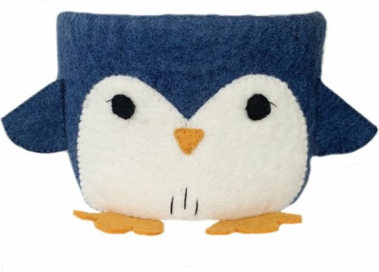 Blauw vilt pinguïn mandje met witte buik en oranje snavel en voetjes.