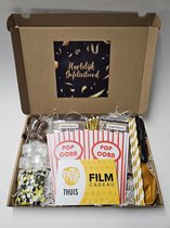 Film Pret Pakket - Hartelijk Gefeliciteerd met filmcadeaubon, mystery card met persoonlijke (video)boodschap en vele film-feestartikelen | Verjaardag | Jubileum | Zomaar
