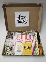 Film Pret Pakket - Save the Date met filmcadeaubon, mystery card met persoonlijke (video)boodschap en vele film-feestartikelen | Verjaardag | Jubileum | Zomaar