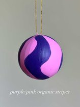 Geschilderde kerstbal - Handpainted Christmas bauble – pink/purple organic stripes