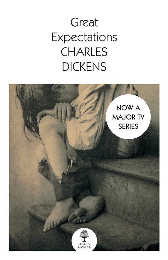 Boekcover van 'Great Expectations' van Charles Dickens met een zwart-witafbeelding van een kind op een trap. Tekst: 'NOW A MAJOR TV SERIES'.