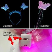 Allernieuwste.nl® 3-Delige SET Lichtgevende Vlinder Vleugeltjes met 20 Gekleurde Lampjes - Vlindervleugels + Diadeem + Toverstaf voor Meisjes- 35 x 48 cm Paars