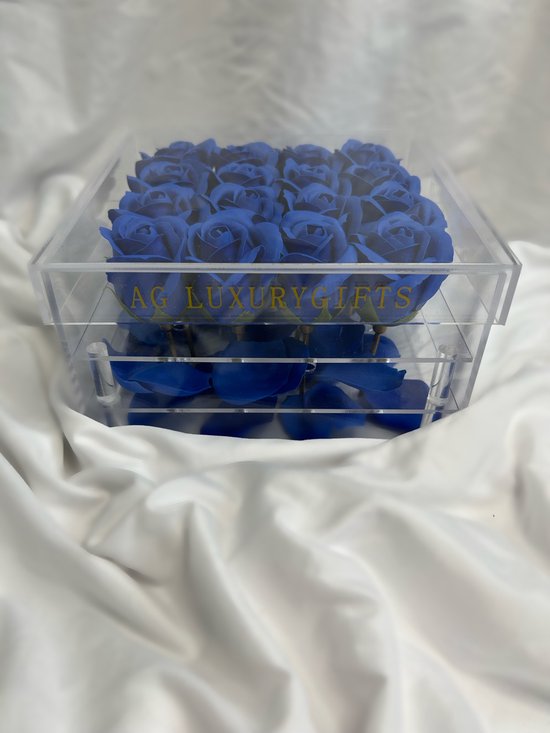 AG Luxurygifts gift box - flower box - blauwe rozen - Kerst cadeau - luxe cadeau - acrylic box - soap roses - Valentijnsdag cadeau - Moederdag cadeau - rozen - rozen box