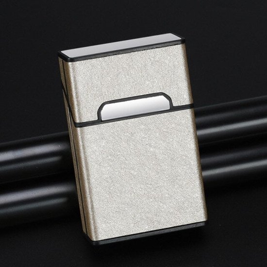 Goudkleurige sigarettenkoker met zilverkleurige details.