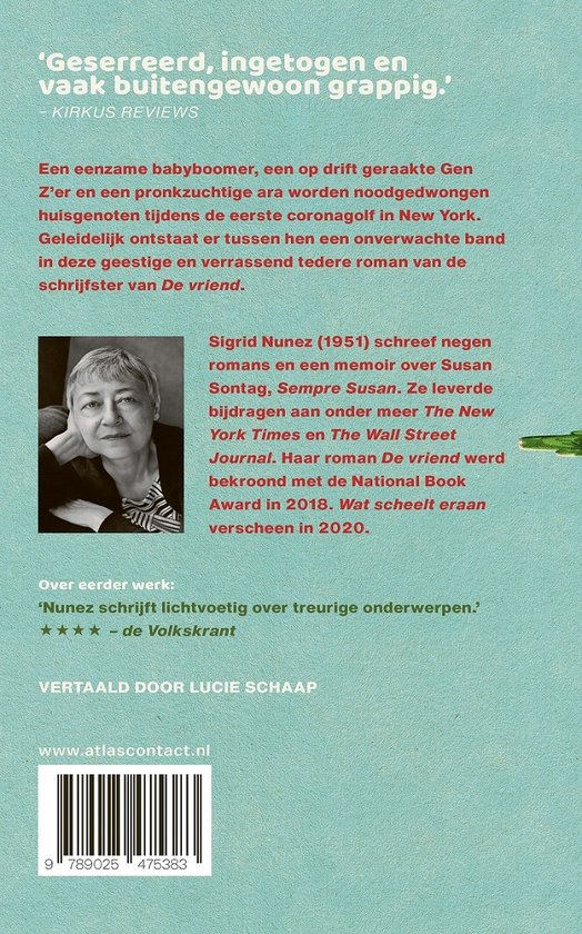 Portret van auteur Sigrid Nunez met grijze krullen, in gedempte kleuren, met boekcovers en tekst. Titel: 'Geserreerd, ingetogen en vaak buitengewoon grappig.'