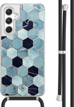 Casimoda® hoesje met koord - Geschikt voor Samsung A54 - Blue Cubes - Afneembaar koord - TPU/acryl - Blauw