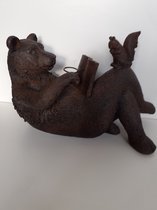 Ijsbeer groot bruin met boek en eekhoorntje op knie 23x37x17 cm