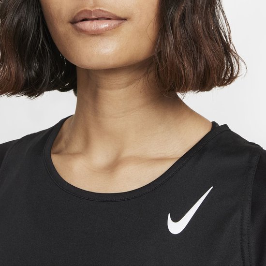 Close-up van zwart Nike sportshirt met logo op de borst.