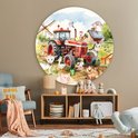 Een ronde muurcirkel met een rode tractor en vrolijke boerderijdieren in een kinderkamer, met een stoel en speelgoed.