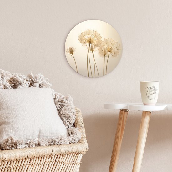 Wandcirkel met silhouetten van uitgebloeide paardenbloemen met zaden op een lichte achtergrond.