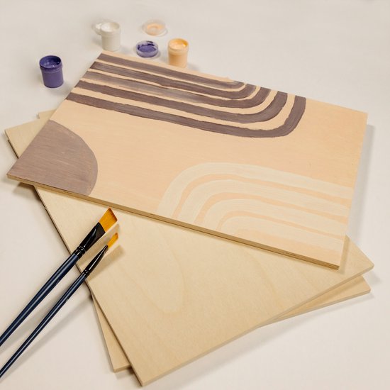Twee houten multiplex platen, één met een abstract schilderij van bruine en beige lijnen en bogen.