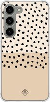 Casimoda® hoesje - Geschikt voor Samsung Galaxy S23 - Caramel Dots - Shockproof case - Extra sterk - Siliconen/TPU - Bruin/beige, Transparant