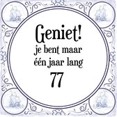 Verjaardag Tegeltje met Spreuk (77 jaar: Geniet! je bent maar één jaar 77! + cadeau verpakking & plakhanger