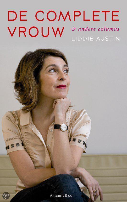Liddie Austin op de cover van 'De Complete Vrouw & andere columns'. Ze draagt een beige blouse en een horloge.