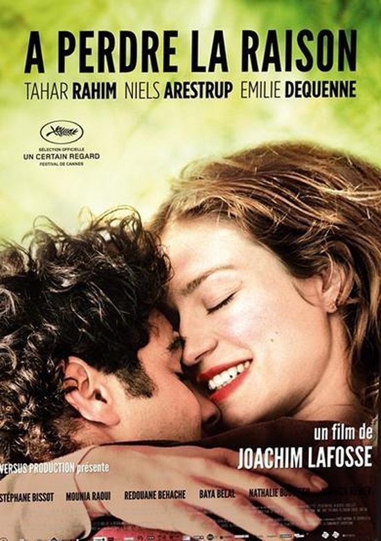 De poster van de film 'A Perdre La Raison' toont een close-up van een man die zijn gezicht tegen de wang van een lachende vrouw drukt. Tekst bovenin luidt 'A PERDRE LA RAISON'.