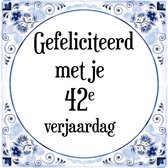 Verjaardag Tegeltje met Spreuk (42 jaar: Gefeliciteerd met je 42e verjaardag + cadeau verpakking & plakhanger