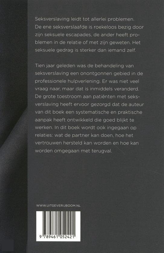 Achterkant van een boek met tekst en barcode.