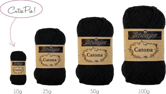 Vier zwarte bolletjes Scheepjes Catona garen in verschillende maten: 10g, 25g, 50g, 100g.