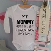 Baby tekst mama Romper My mommy gives the best kisses hugs she's sweet | Lange mouw | wit zwart | maat 50/56 verjaardag vrouw cadeau voor mama - kraamcadeau moeder - kraamgeschenk