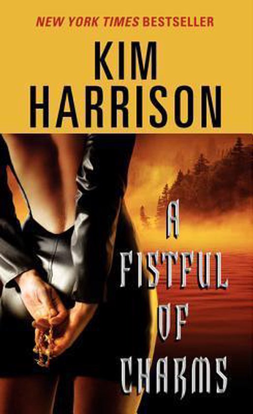 Boekcover van 'A Fistful of Charms' door Kim Harrison. Een vrouw draagt een zwarte jurk met open rug, met een ketting in haar handen.
