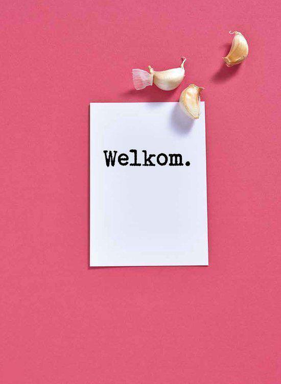 Een vel papier met het woord "Welkom." erop, met drie teentjes knoflook ernaast, op een roze achtergrond.