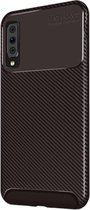 Luxe Carbon Fiber Back Cover voor Samsung Galaxy A7 (2018) - Hoogwaardig Zacht TPU Soft Case - Extra stevig Hoesje in Koffie Bruin