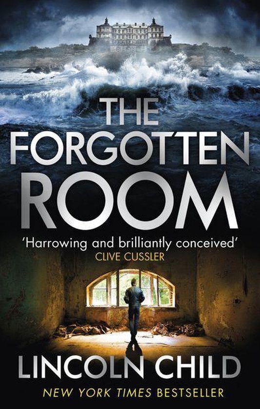 De omslag van 'The Forgotten Room' toont een spookachtige villa op een rotsachtige kustlijn met woeste golven. Binnenin een man die naar een raam kijkt.