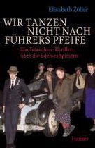 Boekcover met de titel "Wir tanzen nicht nach Führers Pfeife". Een groep mensen staat bij een oude auto.