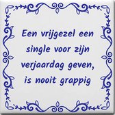 Wijsheden tegeltje met spreuk over Verjaardag: Een vrijgezel een single voor zijn verjaardag geven is nooit grappig