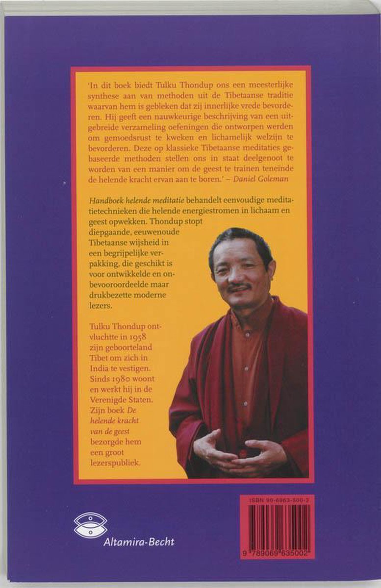 Een man met een rode sjaal, glimlachend, met tekst over het boek 'Handboek Helende Meditatie'.