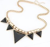 Fashionidea – Mooie lange goudkleurige ketting met zwarte driehoekige hangers