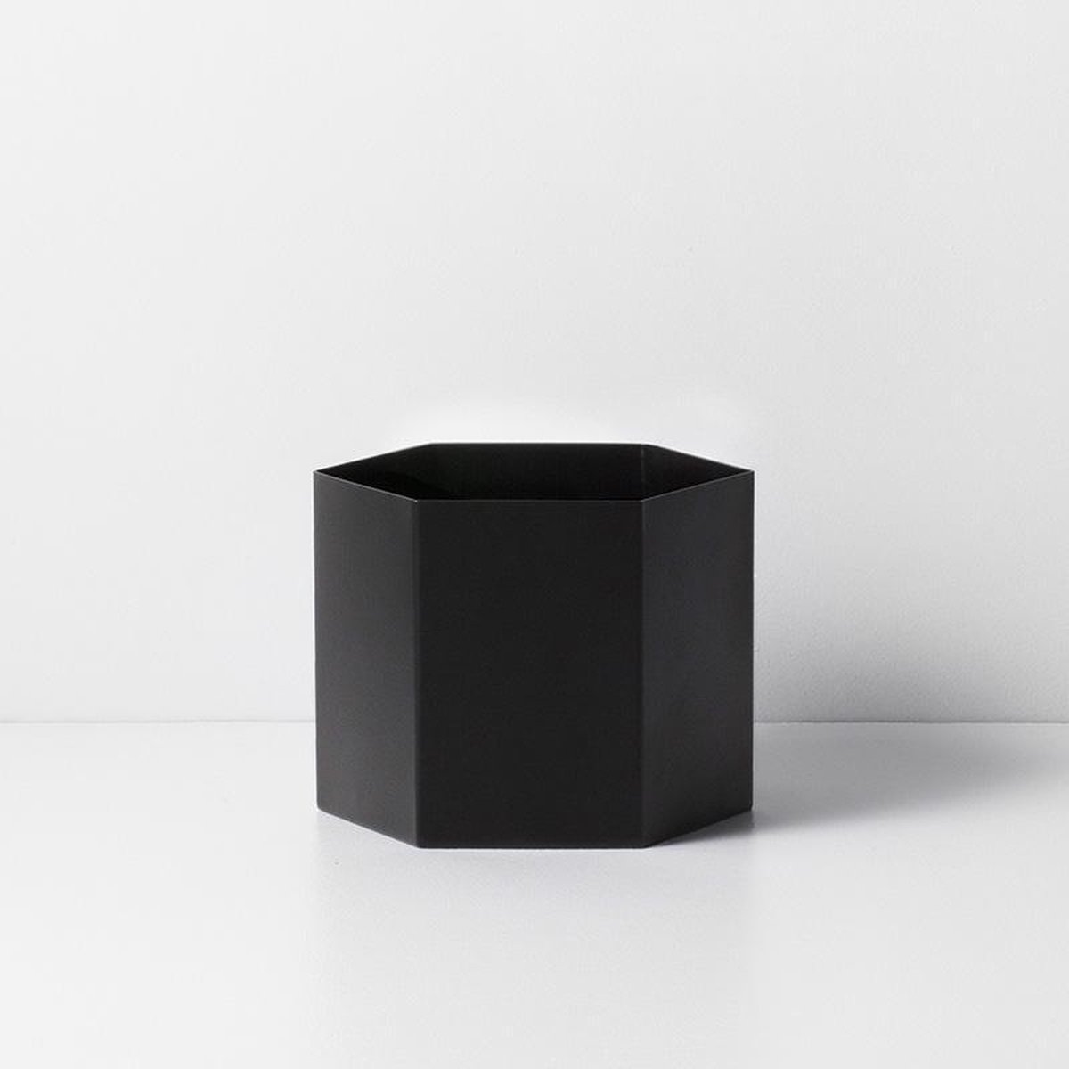 FERM LIVING - Hexagon Pot - zwart - Extra Large