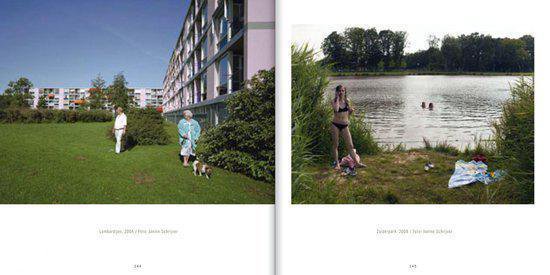 Mensen op een grasveld bij een meer, zomer 2005.