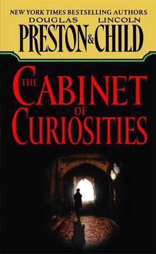 Couverture du livre 'The Cabinet of Curiosities' par Preston & Child, montrant une silhouette dans un couloir sombre.