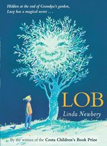 Boek LOB van Linda Newbery, met een jongen die onder een boom met magische bladeren staat. "Verborgen aan het einde van opa's tuin, Lucy heeft een magisch geheim..."
