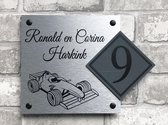 Naambordje voordeur met een Formule 1 auto