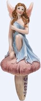 Fairy zittend op paddenstoel
