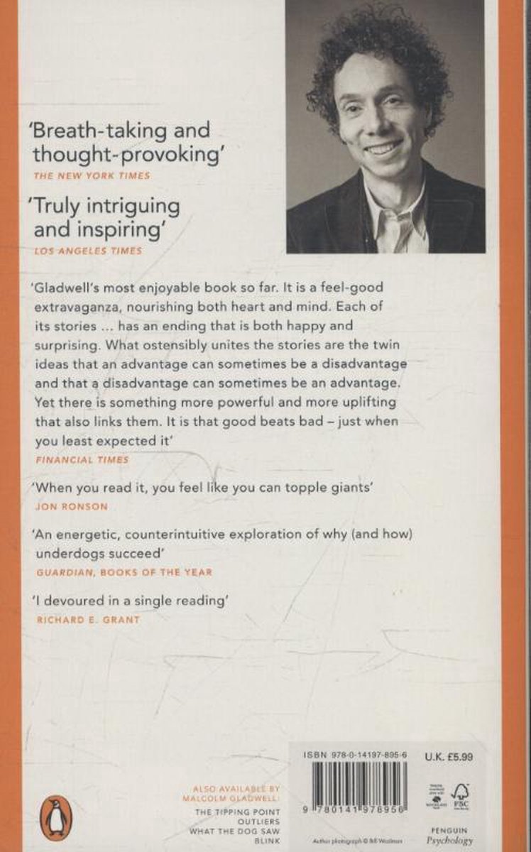 Portret van Malcolm Gladwell met krullend haar, lachend, op de achterkant van zijn boek 'David & Goliath'.