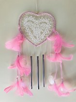Dreamcatcher Love.- Indiaans -Mooie gehaakte dromenvanger hartvorm met windgong ongeveer 45x17CM hoog roze kleurenveren