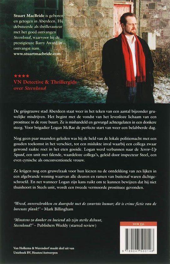 Achterkant van 'Dood Kalm' van Stuart MacBride. Een man met bril en sjaal staat voor een stenen muur.