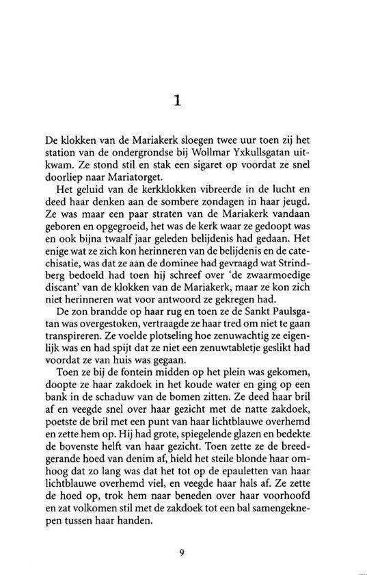 Pagina 9 van een boek met tekst over kerkklokken, een fontein en een vrouw in een lichtblauw hemd en hoed.