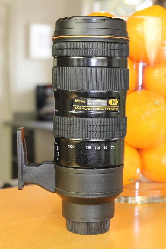 Zwarte thermosfles met tekst 'Nican AF-S NICAN 70-200mm 1:2.8G ED VR II', in de vorm van een lens.