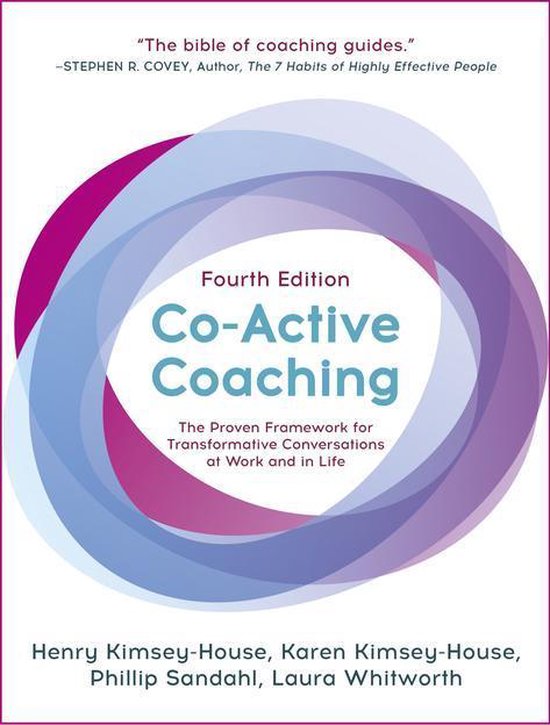 Boek 'Co-Active Coaching', vierde editie, met een cirkelvormig paars, blauw en roze ontwerp.