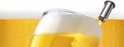 Glas bier met romig schuim, dat uit een tapkraan wordt getapt.