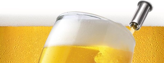 Glas bier met romig schuim, dat uit een tapkraan wordt getapt.