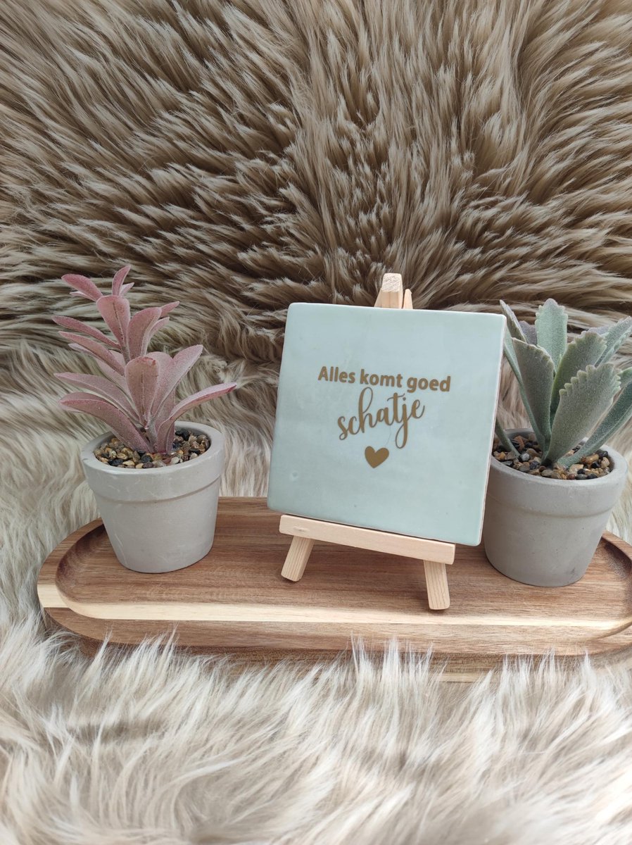 Robuust Wenstegeltje – Alles Komt Goed Schatje – Hip trendy tegeltje – Mintgroen Keramiek met Gouden Tekst – 10x10 cm – Troostend Cadeau voor Vriendin, Zus of Collega – Stijlvolle Woondecoratie – Trendy nu