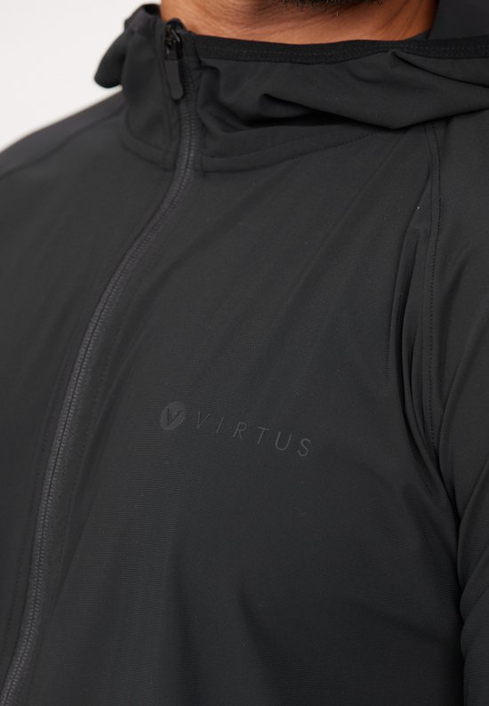 Close-up van de borst van een zwarte jas met de tekst 'VIRTUS' erop gedrukt.