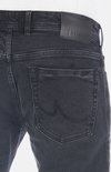 Close-up van de achterkant van een donkergrijze jeans met LTB logopatch.